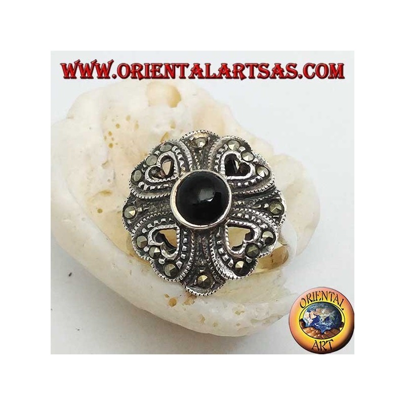 Anello in argento con onice tonda contornata da quattro cuori traforati e marcassite