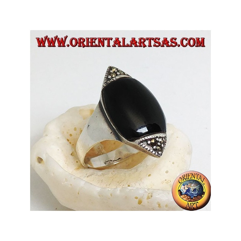 Silver ring in the shape of a vertical eye in onyx and marcasite on the tips