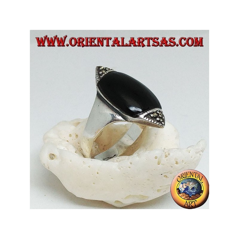 Silver ring in the shape of a vertical eye in onyx and marcasite on the tips