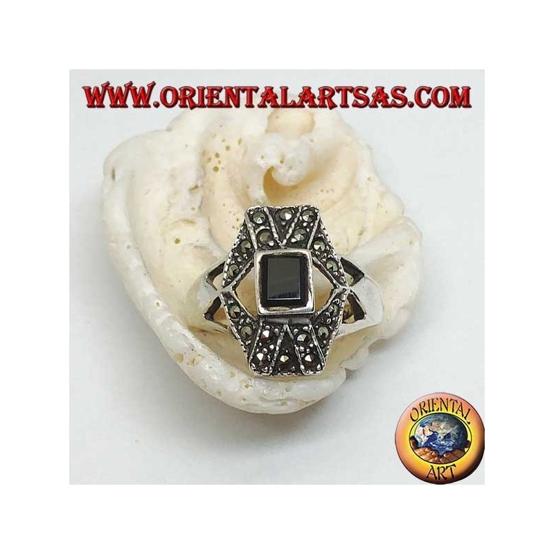 Bague en argent avec onyx rectangulaire chevauchant X et hexagone avec marcassite