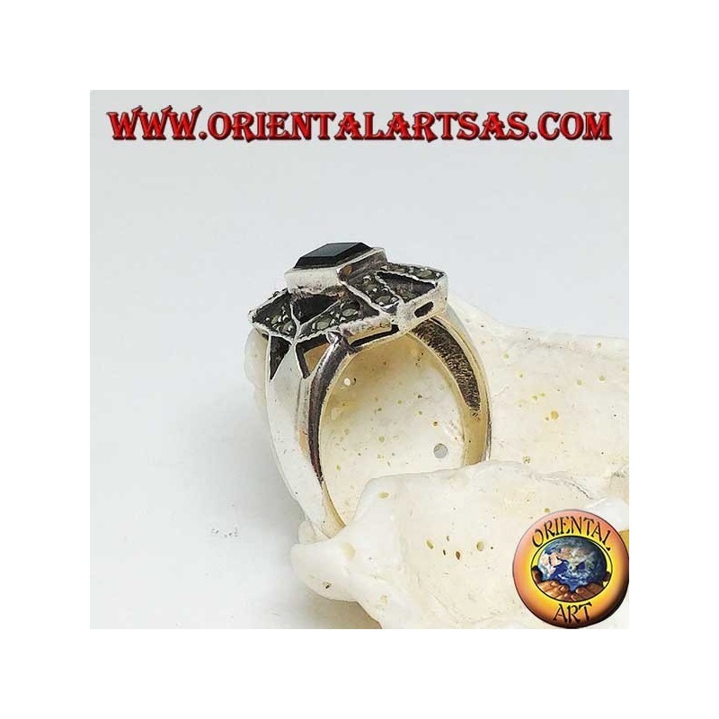 Bague en argent avec onyx rectangulaire chevauchant X et hexagone avec marcassite