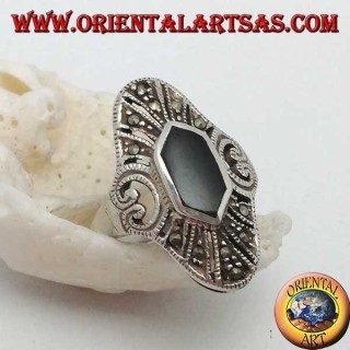 Anillo elíptico de plata con ónix hexagonal y marcasita y corazón perforado en los lados.