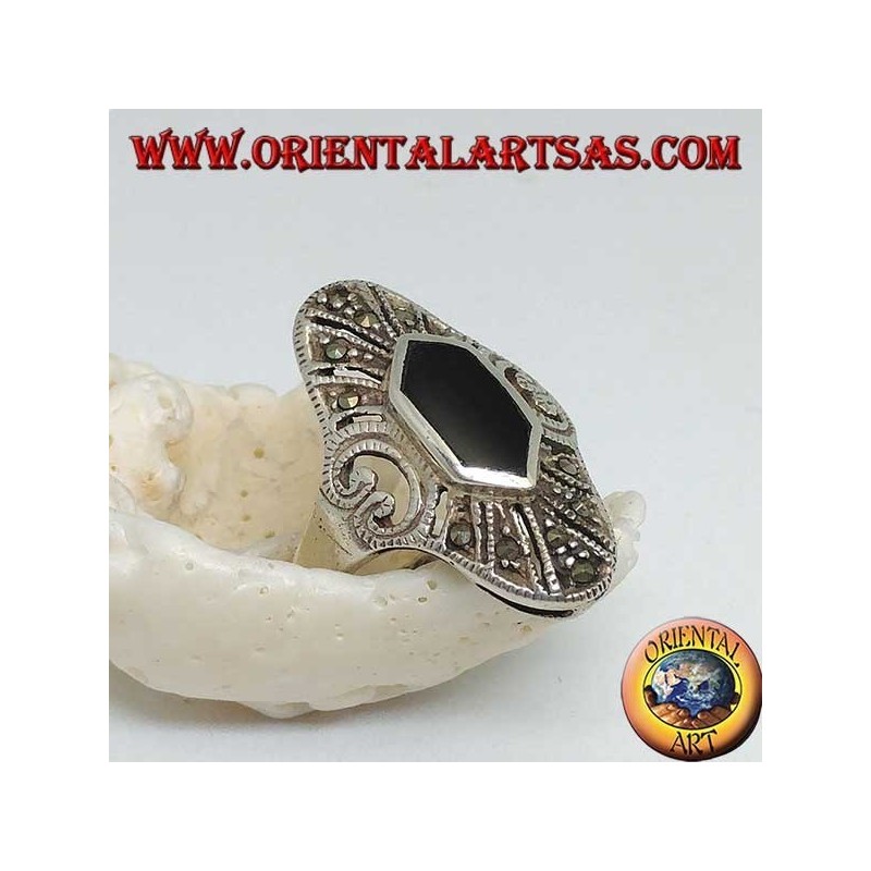 Anello in argento ellittico con onice esagonale e marcassite e cuore traforato sui lati