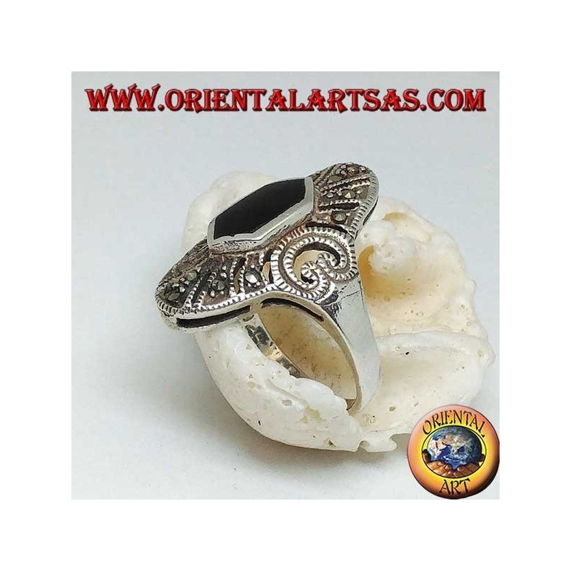 Elliptischer Silberring mit sechseckigem Onyx und Markasit und perforiertem Herzen an den Seiten