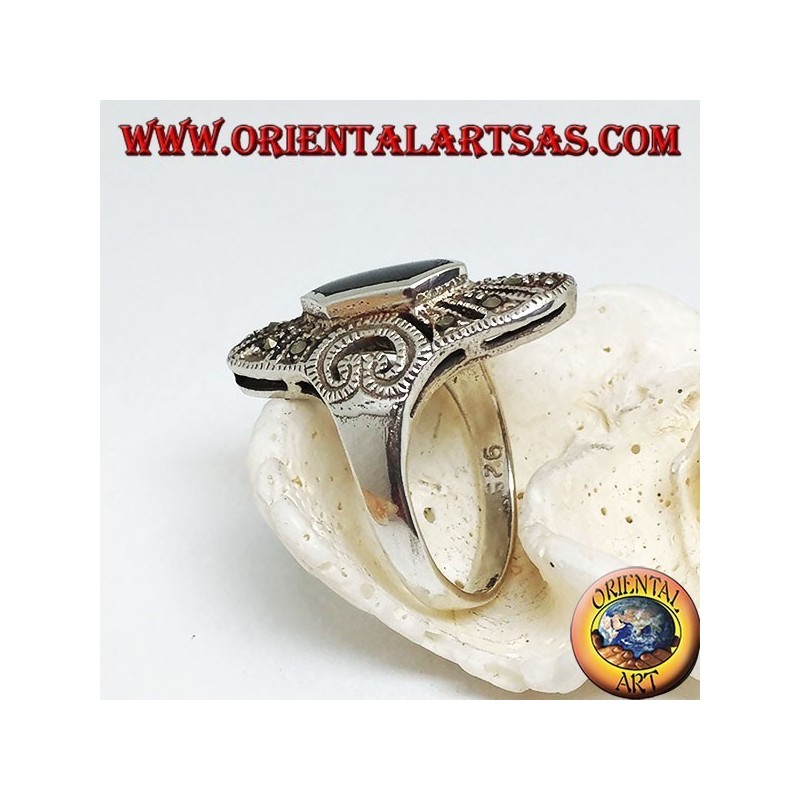 Anello in argento ellittico con onice esagonale e marcassite e cuore traforato sui lati