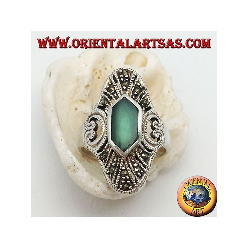 Anello in argento ellittico con agata verde esagonale e marcassite e cuore traforato sui lati