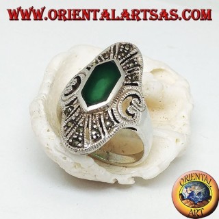 Bague elliptique en argent avec agate verte hexagonale et marcassite et coeur ajouré sur les côtés