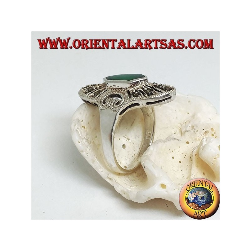 Bague elliptique en argent avec agate verte hexagonale et marcassite et coeur ajouré sur les côtés