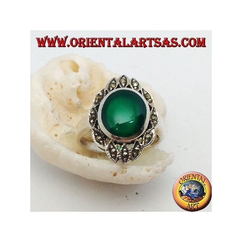 Anillo de plata con ágata verde ovalada rodeada de elipses con marcasita