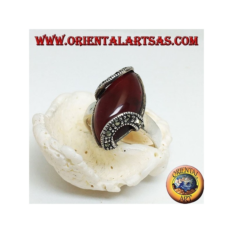Anello in argento con corniola cabochon a navetta e due semicerchi di marcassite
