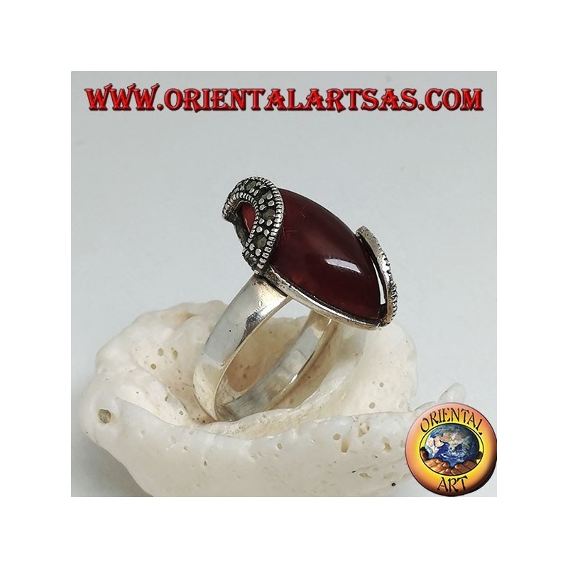 Anillo de plata con cabujón de cornalina y dos semicírculos de marcasita