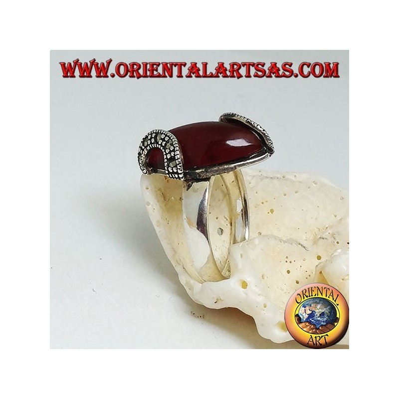 Anillo de plata con cabujón de cornalina y dos semicírculos de marcasita