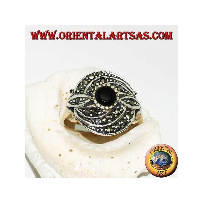 Anillo de plata con ónice redondo y triple línea concéntrica de marcasita.