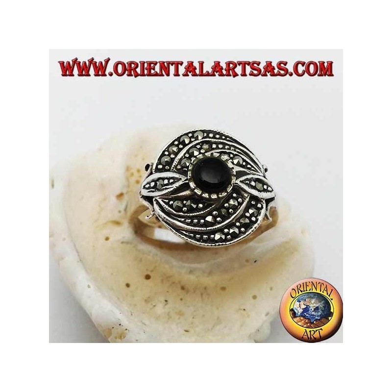 Bague en argent avec onyx rond et triple ligne concentrique de marcassite