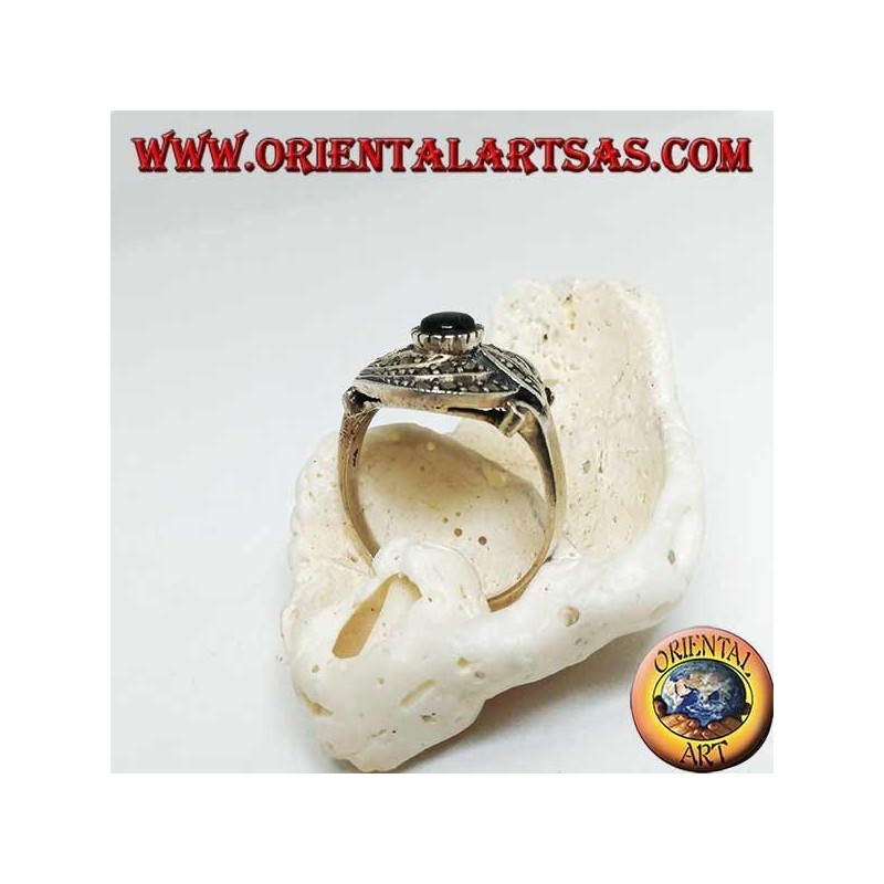 Anello in argento con onice tonda e tripla linea concentrica di marcassite