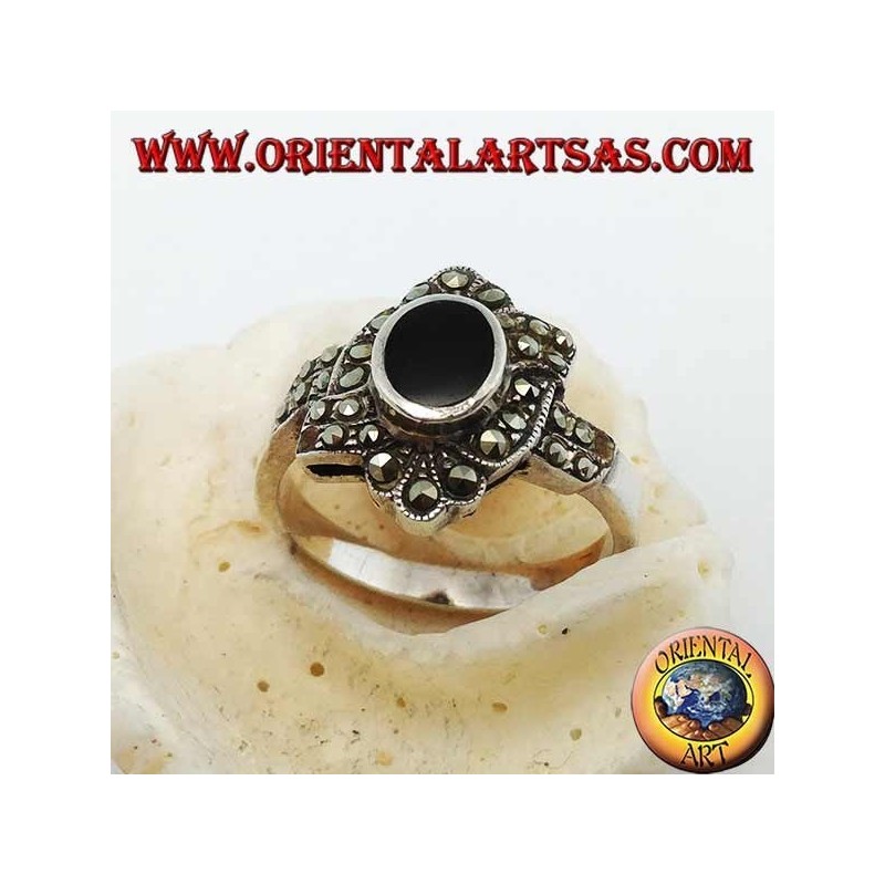 Bague en argent avec onyx ovale entouré de marcassite avec une bande oblique