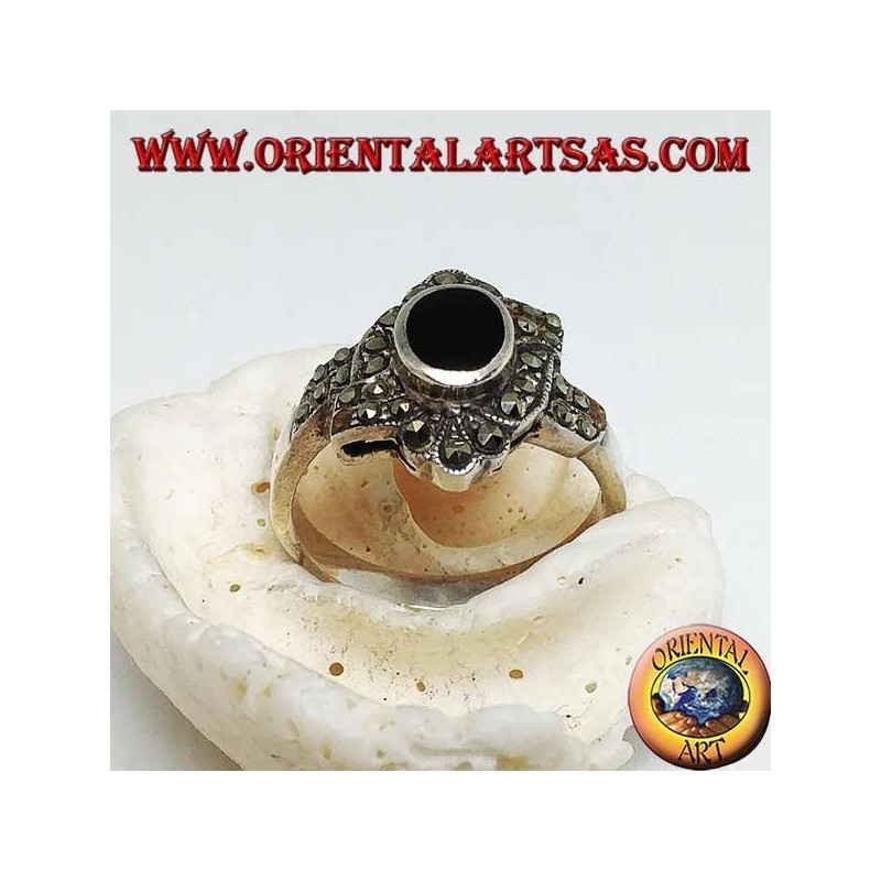 Anello in argento con onice ovale contornata da marcasite con fascia obliqua