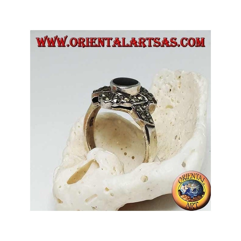Silberring mit ovalem Onyx, umgeben von Markasit mit einem schrägen Band