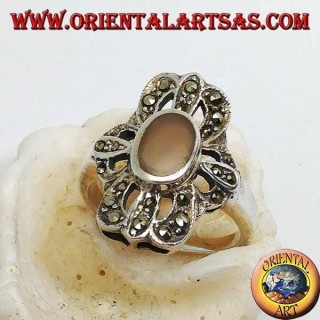 Bague en argent avec agate ovale entourée d'une croix triple ligne percée de marcassite