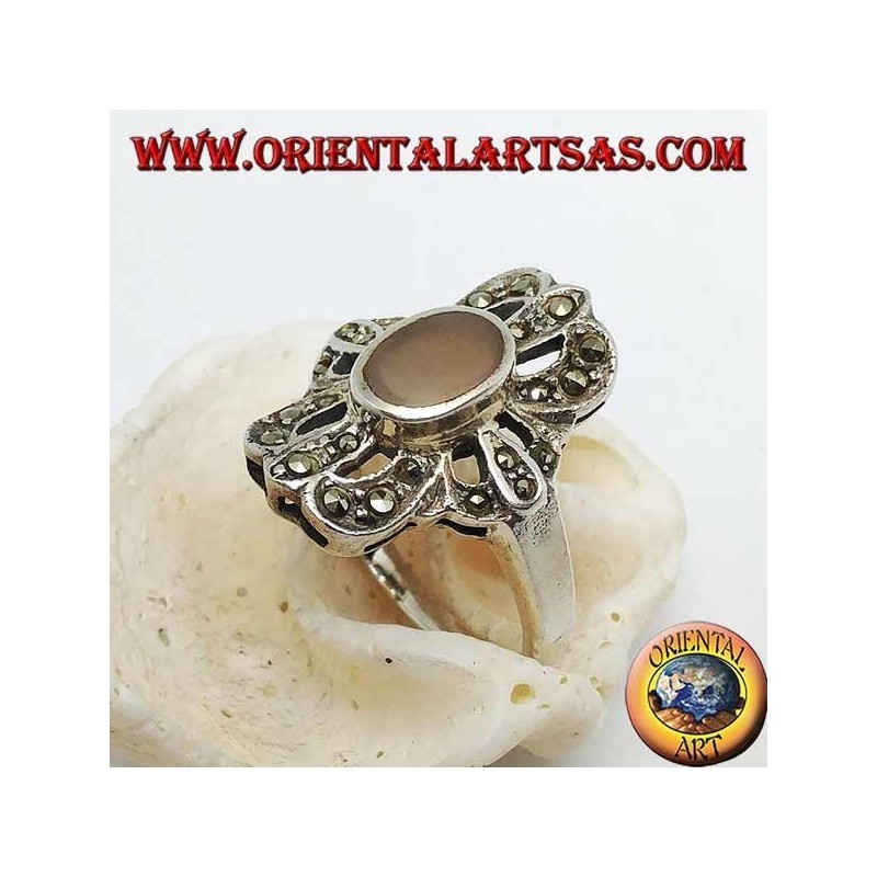 Anello in argento con agata ovale contornata da croce a tripla linea traforata con marcassite