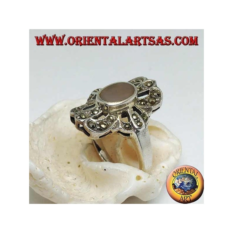 Anello in argento con agata ovale contornata da croce a tripla linea traforata con marcassite