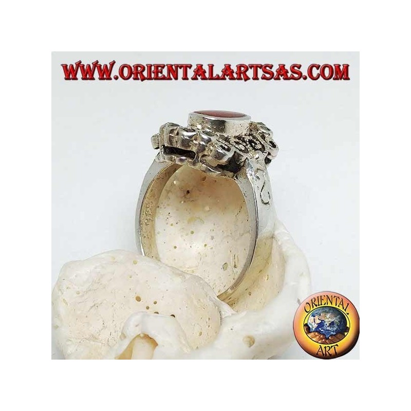 Anillo de plata con cornalina ovalada coronada con decoraciones sinuosas con marcasita