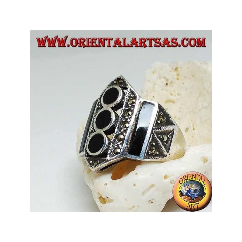 Bague en argent avec des rangées verticales d'onyx rectangulaire et des disquettes et marcassites