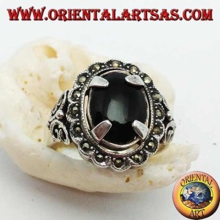 Bague en argent sertie d'un cabochon ovale en onyx et entourée de boules de marcassite