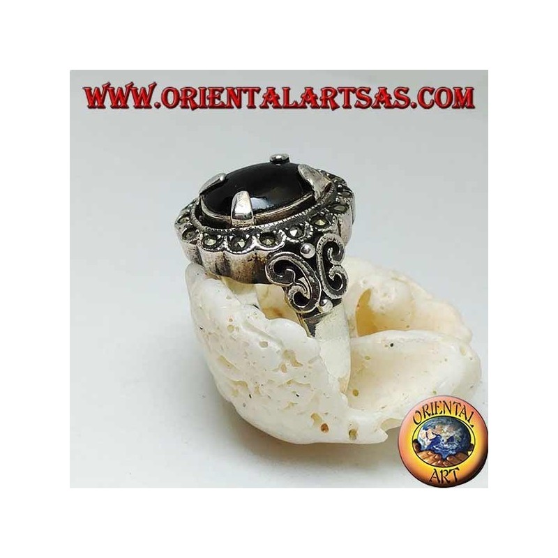 Anello in argento con onice ovale a cabochon incastonata e contornata da palline di marcassite