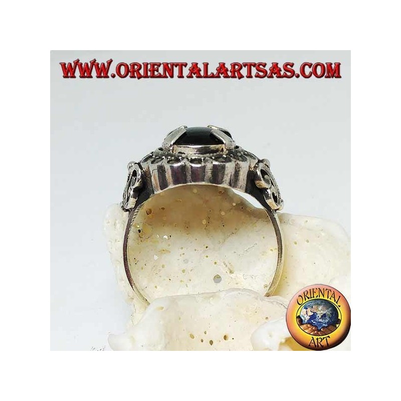 Silberring mit ovalem Cabochon-Onyx-Set und umgeben von Markasitkugeln