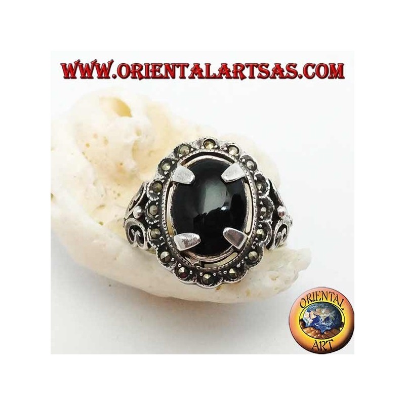 Anillo de plata con conjunto de ónix cabujón ovalado y rodeado de bolas de marcasita.