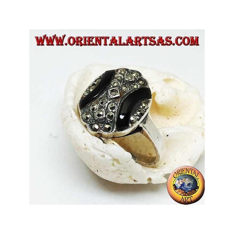 Anello in argento ovale con fasce curve di onice e marcassite