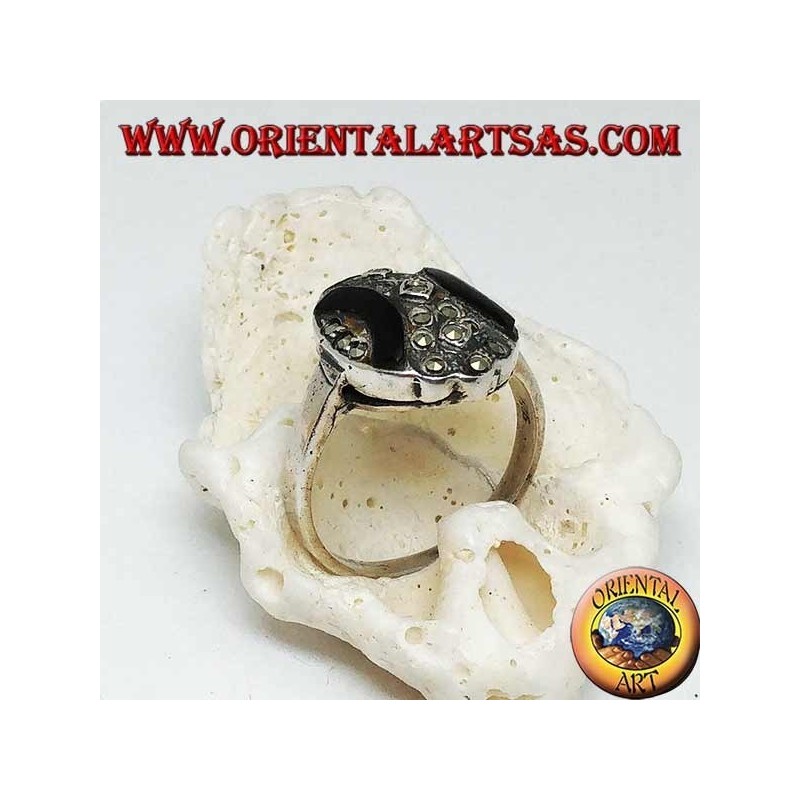 Anillo ovalado de plata con bandas curvas de ónice y marcasita.