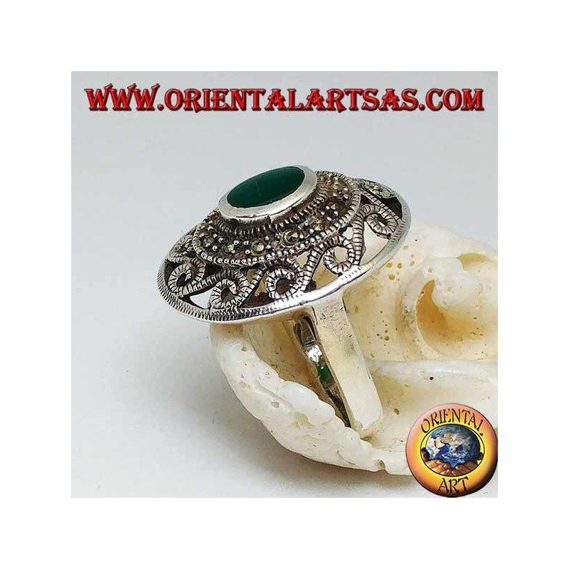 Anillo de plata con ágata verde ovalada rodeada de marcasita y griego con calado