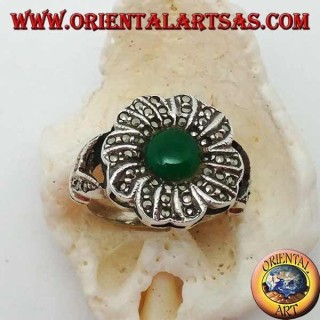Anello in argento a fiore con agata verde tonda contornata da marcasite 