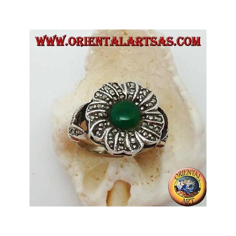 Anello in argento a fiore con agata verde tonda contornata da marcasite 