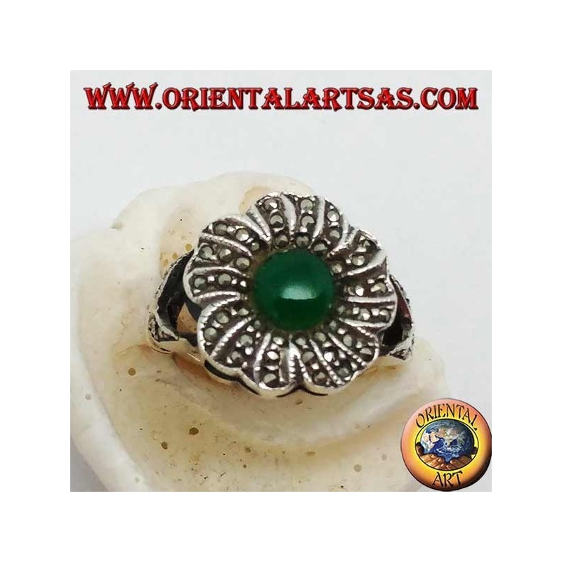 Anillo de flores de plata con ágata verde redonda rodeada de marcasita