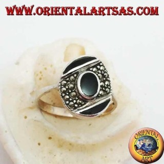 Ovaler Silberring mit zentralem Onyx auf einem schrägen Markasitband zwischen zwei Onyx