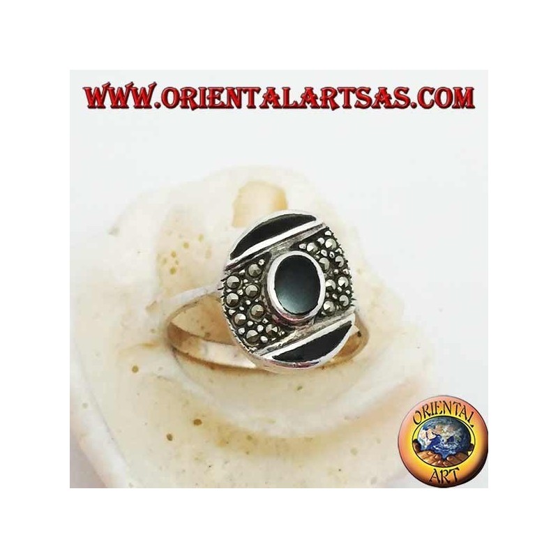 Anello in argento ovale con onice centrale su fascia obliqua di marcassite tra due di onice