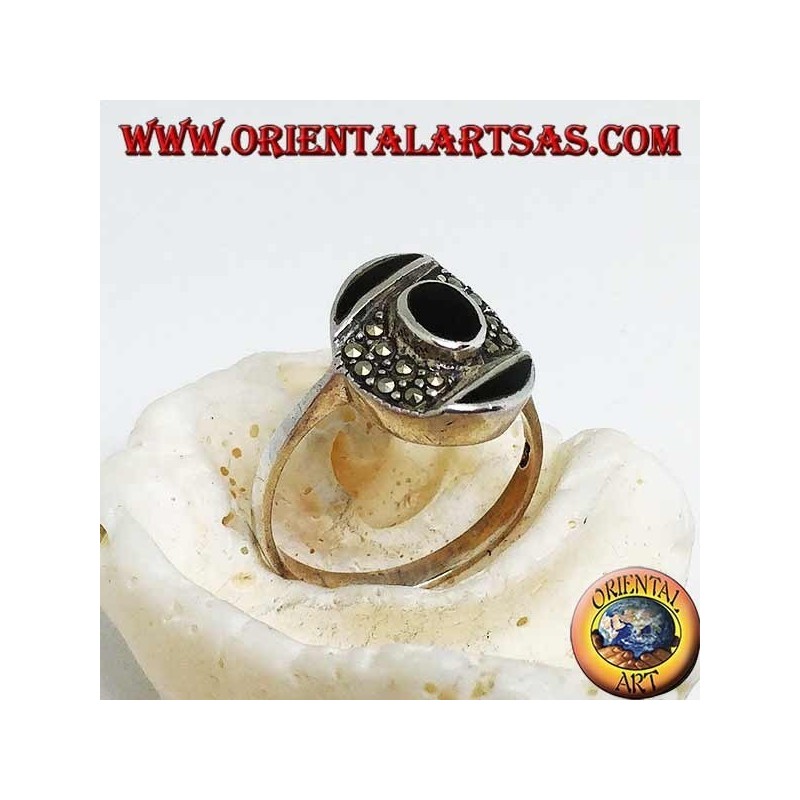 Anillo ovalado de plata con ónix central en una banda oblicua de marcasita entre dos de ónix