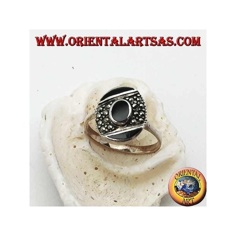 Ovaler Silberring mit zentralem Onyx auf einem schrägen Markasitband zwischen zwei Onyx