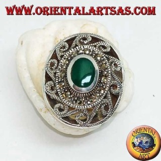 Bague en argent avec agate verte ovale entourée de marcassite et grecque avec chantournage