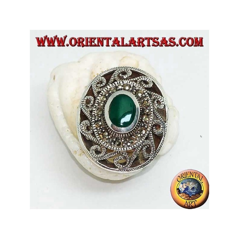 Bague en argent avec agate verte ovale entourée de marcassite et grecque avec chantournage
