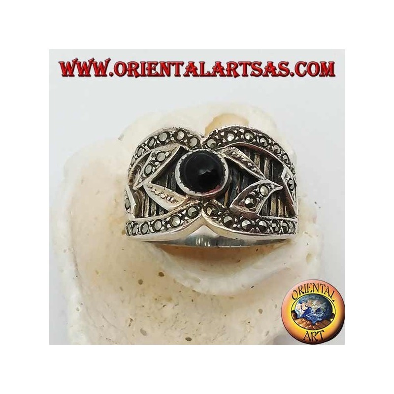 Anillo de plata de banda ancha con ónix redondo y decoraciones en alto relieve con marcasita.