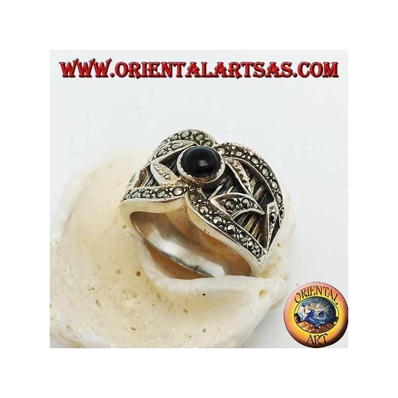 Anillo de plata de banda ancha con ónix redondo y decoraciones en alto relieve con marcasita.