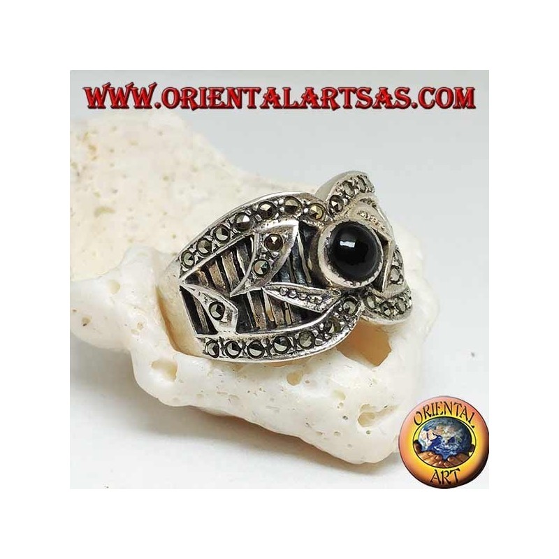 Anillo de plata de banda ancha con ónix redondo y decoraciones en alto relieve con marcasita.