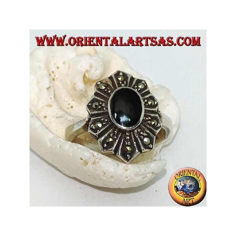 Anello in argento a fiore con onice ovale e dieci petali di marcassite