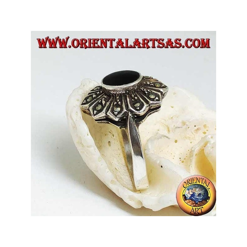 Silberner Blütenring mit ovalem Onyx und zehn Markasitblättern