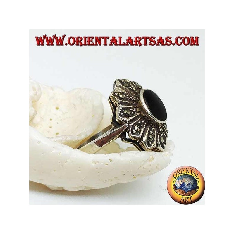 Anillo de flores de plata con ónice ovalado y diez pétalos de marcasita