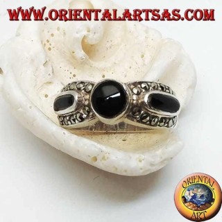 Anello in argento a fascia con onice tonda tra due ovali contornate da marcassite